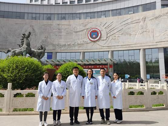 说明: A group of men in white uniforms standing in front of a buildingDescription automatically generated with medium confidence